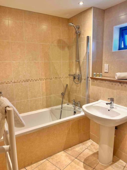 2Bed With Pool & Sea View Apartment New Quay Kültér fotó
