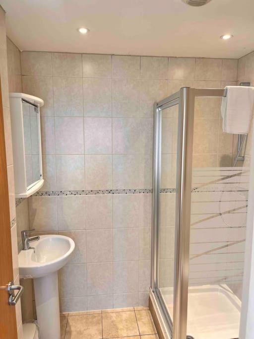 2Bed With Pool & Sea View Apartment New Quay Kültér fotó
